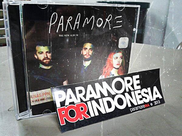 paramoreINA's tweet photo. Congrats for d 4th album, we love you guys! @yelyahwilliams @schzimmydeanie @itstayloryall  #ParamoreForIndonesia http://t.co/EdkKRgxMFA