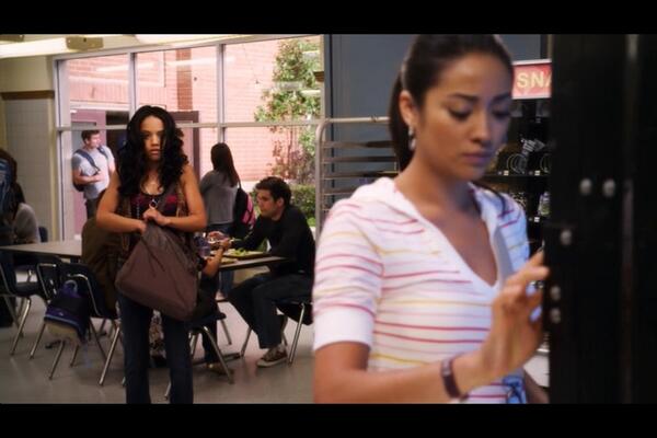 keelyRed's tweet image. I literally love how maya looks in the back lol