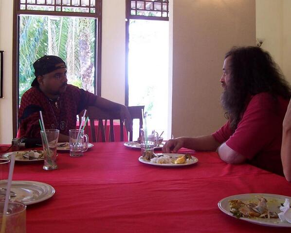 KachinaComic's tweet photo. con Stallman cascándole unos picantitos en Sucre hablando de software y hardware libre - (Enviado desde mi iPad) http://t.co/8HVXWO2n8N