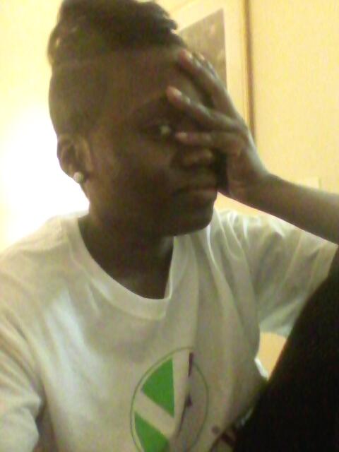 LadyE24_7's tweet photo. Listening to #Lazaro sing on #idol @NICKIMINAJ http://t.co/v3XC26hP1e