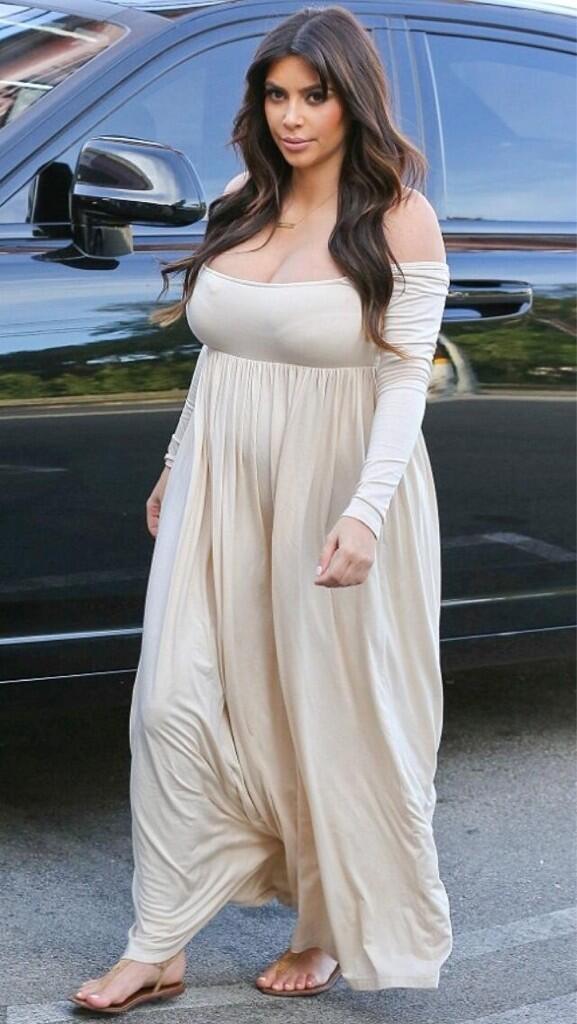 jodscairns's tweet image. Why is Kim kardashian dressed in a bed sheet #boke #notlikingit