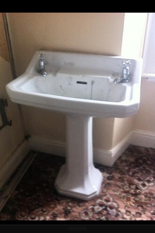 KBathrooms's tweet photo. 1950s wash basin free to a good home, excellent condition http://t.co/3ZYHUN1Pxj