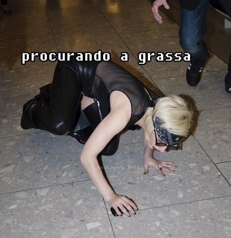Kibenatml's tweet photo. ´´se o iphone ja é caro com uma maçã... imagina com um tomate´´ http://t.co/xcGdARL8Bj