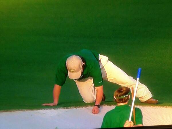 NoLayingUp's tweet photo. Guys picking tiny impediments out of bunkers. #OnlyAtAugusta #Masters @GolfDigestMag http://t.co/KHuaquN7W3