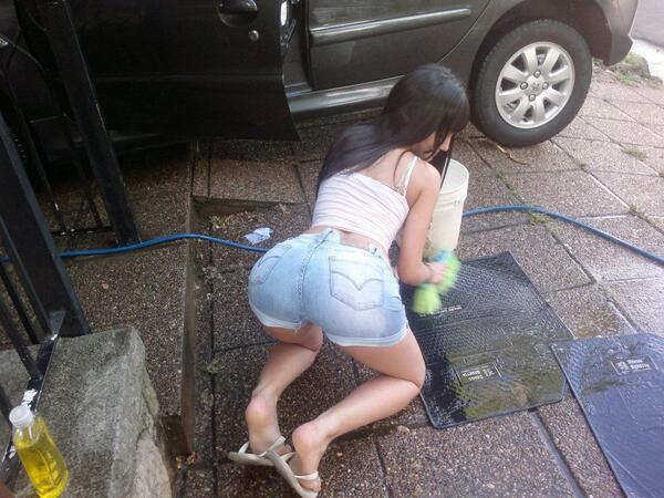 VictoriaCorleto's tweet photo. Lavando el carro en casa jiji http://t.co/CYwWjr9Ow9