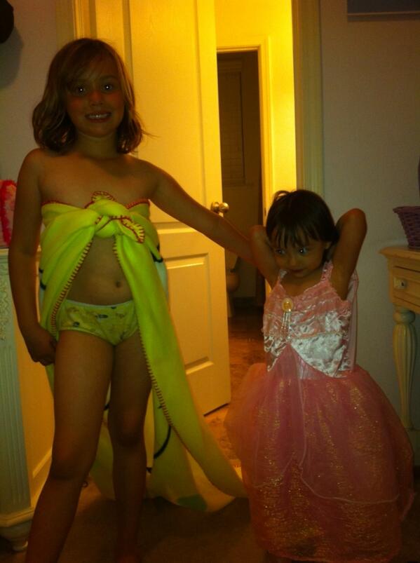 lolnoelle12's tweet image. Little sisters #anotherclassic