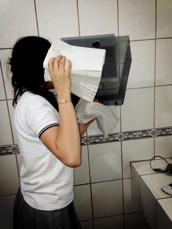 Ctw98's tweet photo. A falta de servilletas...😂 @Danielamonzon http://t.co/WdsNuymSrh