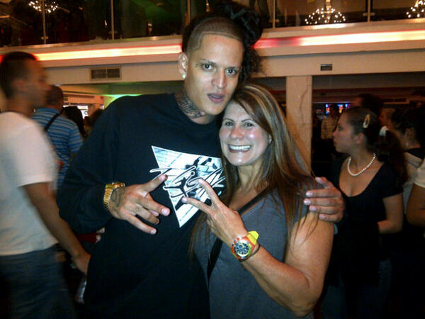 Chica de humo tweet media