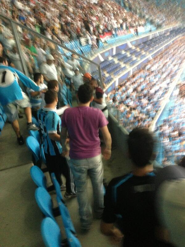 Torcedor do Flu invade a torcida do Gremio.... Foi corajoso, porem deve ta no hospital agora.