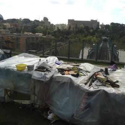 BelliAngelo1's tweet photo. SGOMBERO MONTE CIOCCI
 La parte più alta dell'insediamento sopra il tunnel della ferrovia a Valle Aurelia. http://t.co/tS00xbkGek