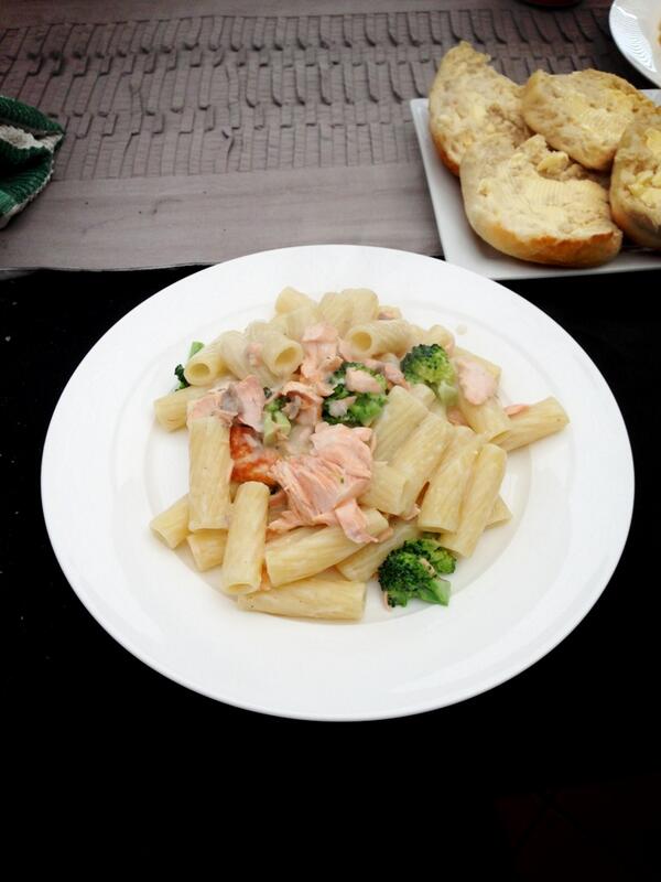 GazBell91's tweet photo. Lunch on my day aff! #salmon #broccoli #class! http://t.co/0xpS89oRRd