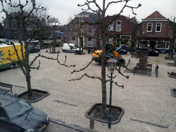 Na 2 maanden hard werken zijn de mannen toe aan de laatste loodjes. Wat ligt het plein er weer netjes bij! #Benschop