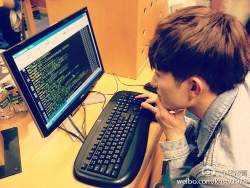WTF_ZhoumiTH's tweet image. Zhou Mimi is always online! lol :D #InternetAddict