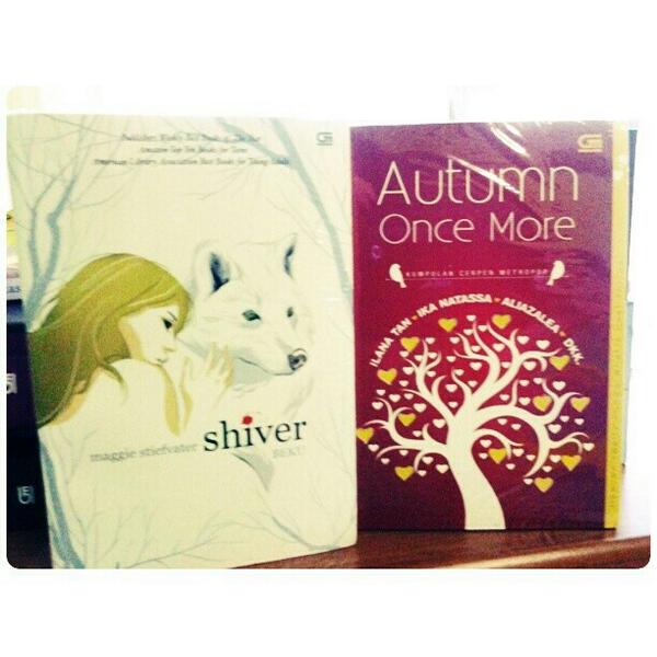aulia_deta's tweet photo. @aliaZaleaFC mimiiinnn finally I got this novel♥ love it b'cause there is my favorite author mba Aliazaleaaa;;) http://t.co/4sEcK2No7Z