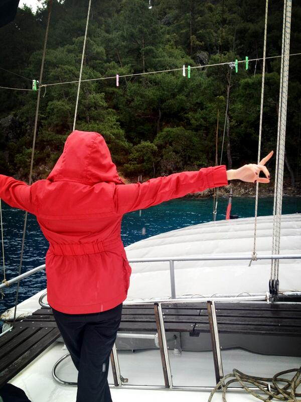 KuSualti's tweet photo. Pınarın teknenin yukarı kattan ayrılmayışı. :) http://t.co/Gdbz7uPNGN