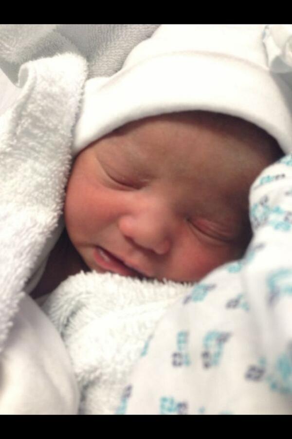 H_Matic17's tweet image. Anyway, congratulations on my sister giving birth this morning, to a beautiful baby girl😊❤  #UncleH