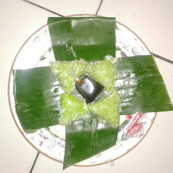 Semangat_SMASH's tweet photo. RT @dudiglory: @ImagineBdg Kue Lupis + gula kinca :) #MEnBDG http://t.co/thcSdJqNy3