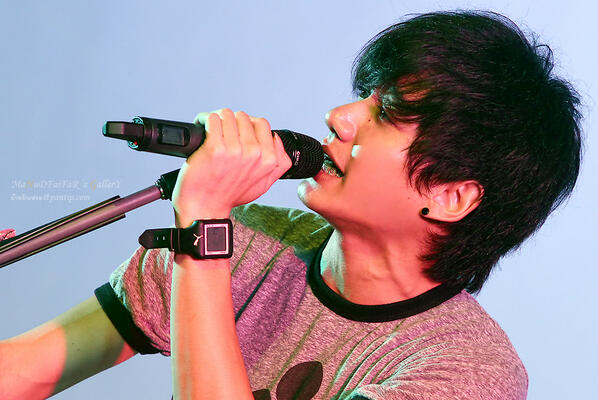 nun_3004's tweet photo. @Frame__AF8 นี่หนุ่มขอนแก่นหรือหนุ่มฝรั่���555  cr.มนุษย์ไฟฟ้า @mam_always21 @BanRak_FrameAF8 http://t.co/4cjCMGa7dS