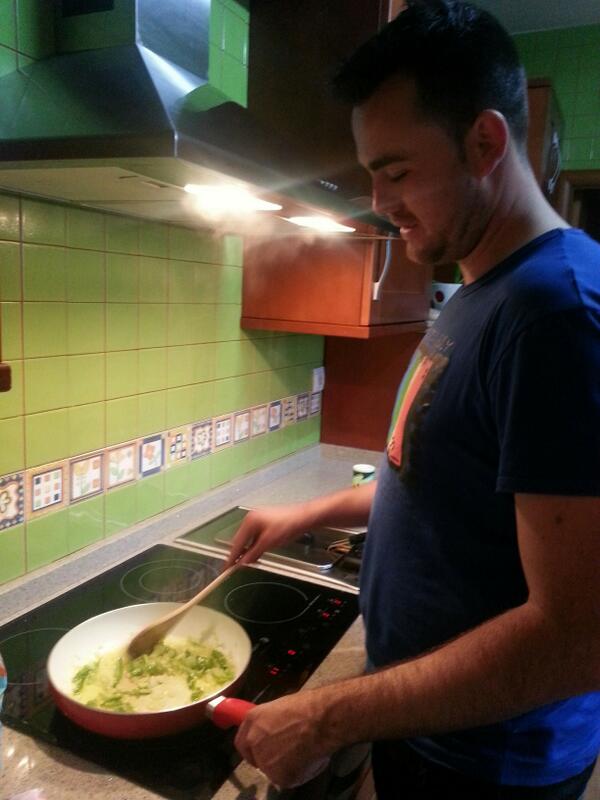 millanrute's tweet photo. Cocinando para las tres mujeres de mi casa http://t.co/bISgTzxEab