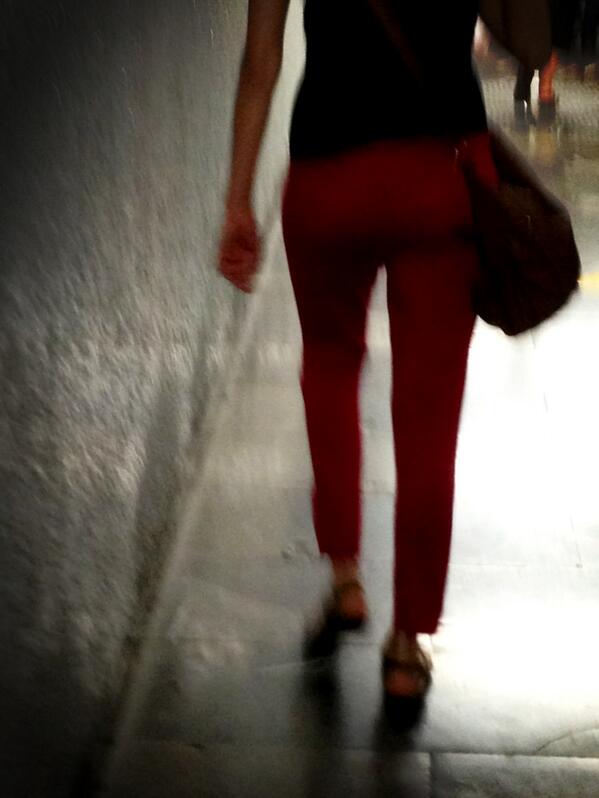 ANalgotas's tweet photo. Las delicias que se encuentra uno en el metro... http://t.co/gghUSZj7iF