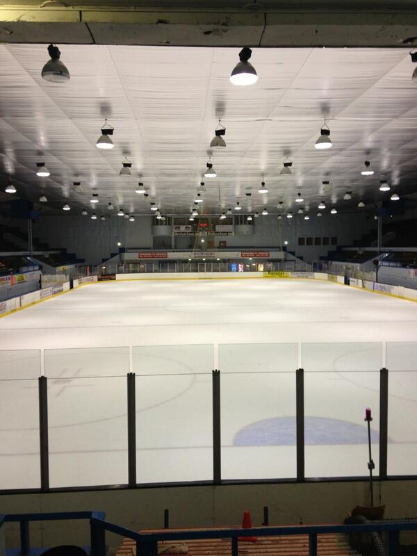An ice rink, 22:00 start, must be university hockey.