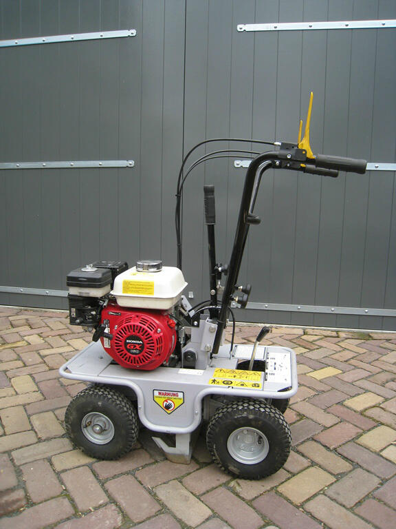 #lekkerweer dit weekend om het oude #gras eruit te snijden en te beginnen met een schone lei! #verhuur zodensnijder