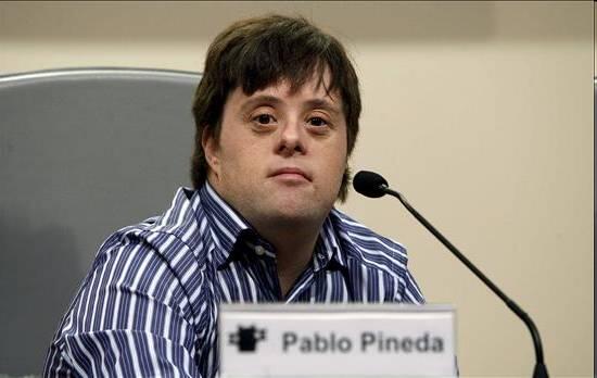 gobiernoespa's tweet photo. Pablo Pineda, primer europeo con Síndrome de Down en sacarse el título universitario. ¿Recortar en educación? Grande. http://t.co/7ahXdoNoES