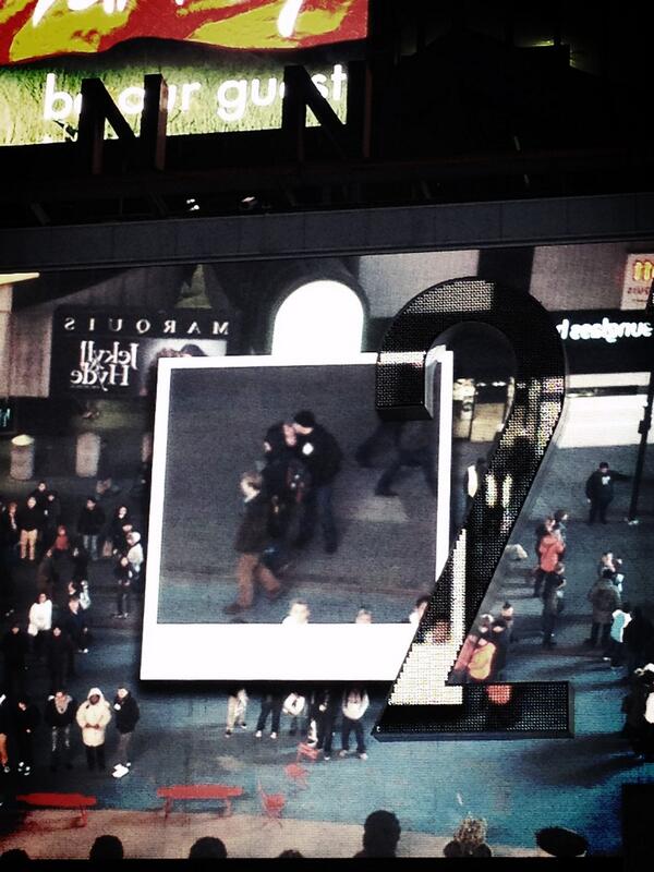 Mariangle's tweet image. Love story #timessquare