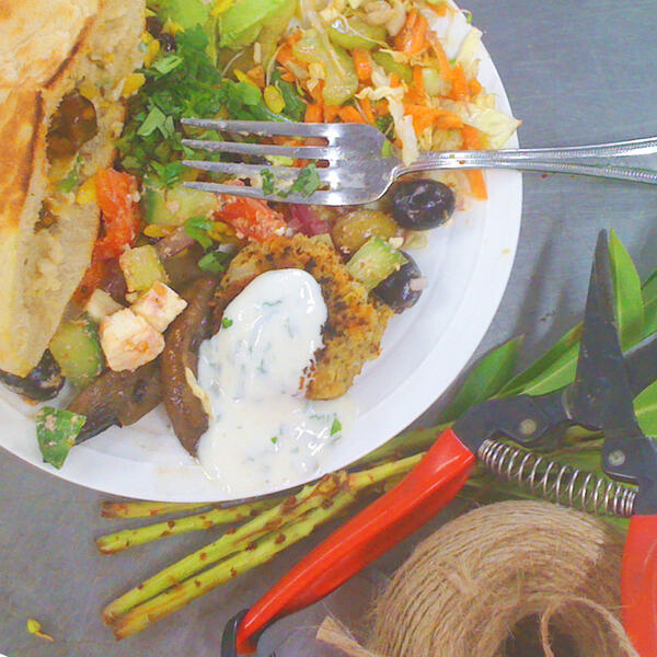 wildpoppies's tweet image. This is what we're having for #sharedlunch today! #pita #hummus #salad D.E.L.I.C.I.O.U.S!!!