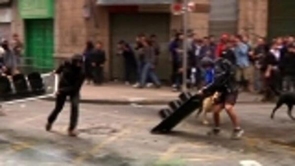 VIDEO: Clashes erupt in Chile during student protest - 

As housands of Chilean ... - bit.ly/ZNkPSv