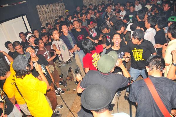 next ada Sun &amp; Fun yg ciri khasnya drumernya mbecak :D band ini digawangi Jono, Anton, Galih, Ridho