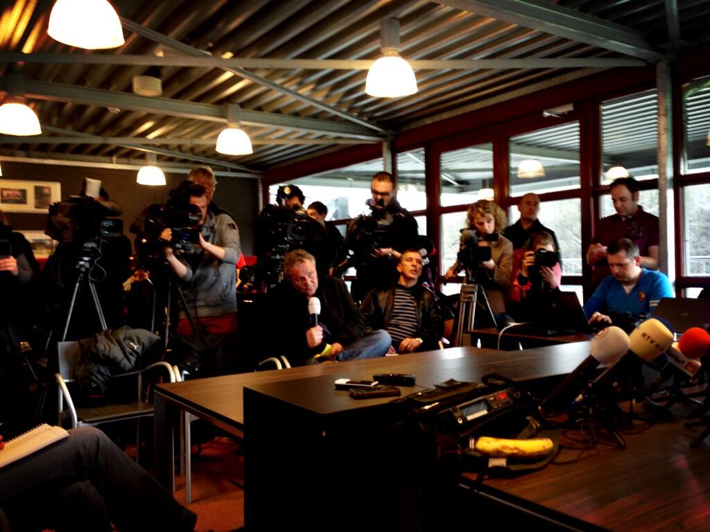 BHp0z8bCEAAE8xD.jpg:large