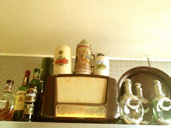 Hendebak's tweet photo. Hoe kun je @Radio5Nostalgia nou beter luisteren dan op mijn radio uit 1952 http://t.co/JWV9UtoXfb