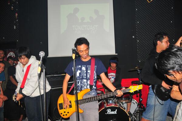 selanjutnya ada juga Toxictoast yg digawangi 4 orang yaitu oki, yudo, slamet, hewod