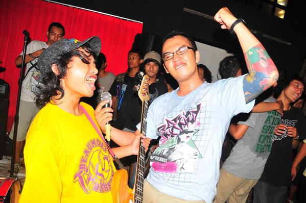 lanjut nih ada Sweet Memories punggawa japan melodic yaitu tedy, norman sama dicky. ada jono juga tuh nongol :p