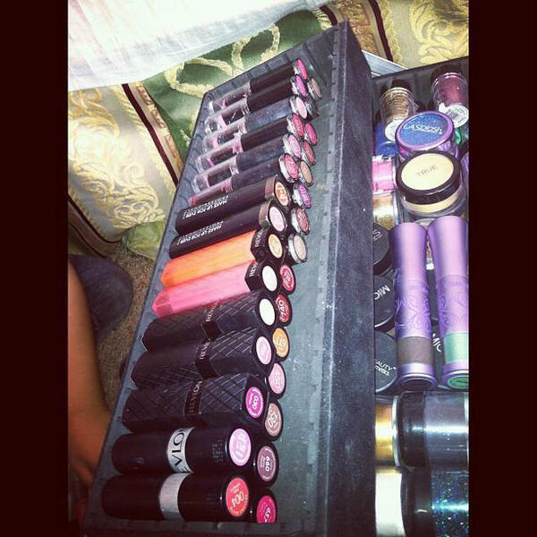 Isyouokhoe's tweet image. too many lipsticks,Huh? #DontNeedThem