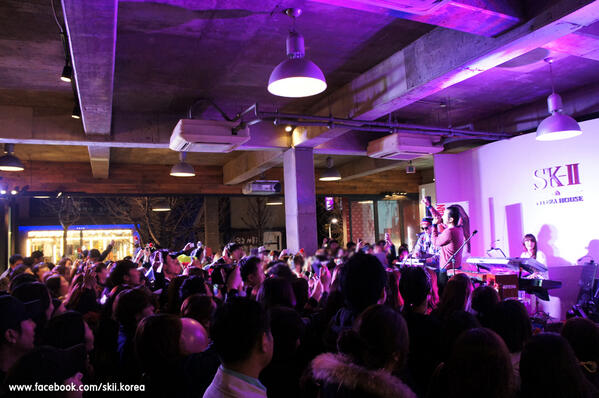 <SK-II 피테라 하우스 시즌 2 - SK-II Night with COSMO> 버벌진트의 열정적인 무대에 SK-II 팬 여러분은 진정한 '불금'을 즐기고 있답니다 :) 사진으로 만나보세요!