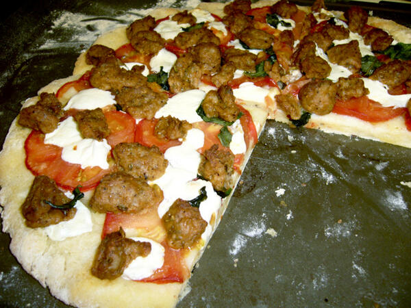 GF breakfast pizza w/ spicy italian ssg.  Served w/ homefries and scrambled eggs on! #biddeford #diner