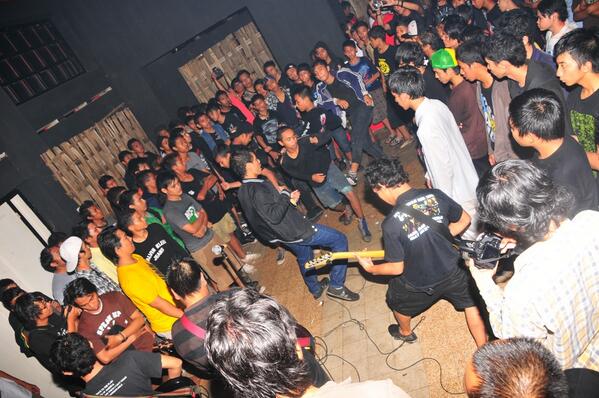 terus selanjutnya ada My Girl So Naughty dari kediri yg di gawangi Indra, yogi sama gembong itu aja yg kenal :p