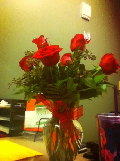 jkay21's tweet photo. It's safe to say i have the greatest boyfriend ever. #FlowersForNoReason #ItMustBeLove http://t.co/8xTwXp942N