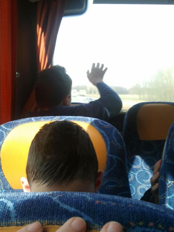 stanfeitjes's tweet image. in de bus zwaaien naar auto&apos;s #stanfeitjes