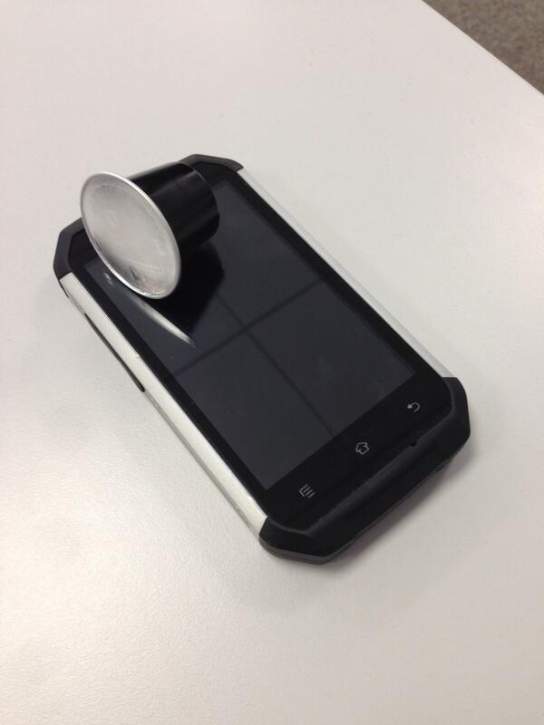 lapinoux's tweet image. Smartphone et café, une association peu probable et pourtant... #catb15 #teasing #tomsguide