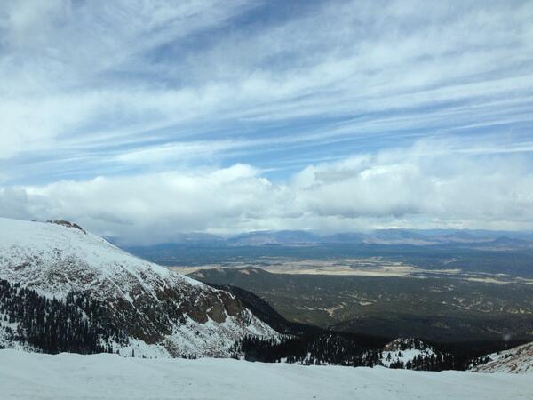 StrongWordsKT's tweet photo. Pike's peak at 13,000ft.... Get on my level clouds #ouchmyears http://t.co/5YzGoN5sgH
