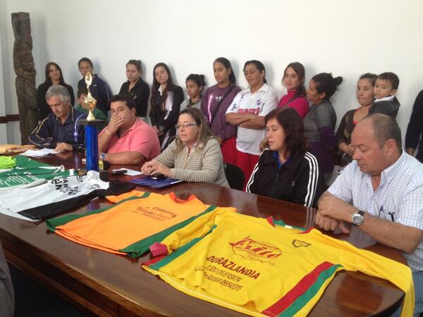 Se presenta e impulsa en este momento,en el Salón Azul de IDD, la temporada 2013 de Fútbol Femenino.