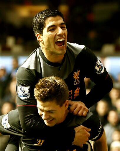 dav_LFC's tweet photo. Steven Gerrard and Luis Suarez. What a beautiful moment! #YNWA http://t.co/f4Ri3HEikN