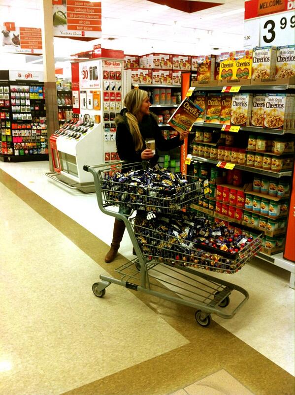 mbars24's tweet photo. Trying to get jen to cut out chocolate #nosuchluck #minor addiction http://t.co/HDDyOIlgGM