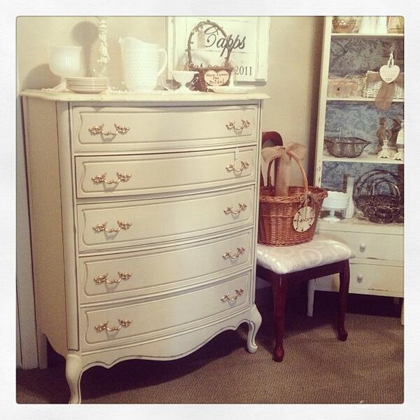DiamondntheRust's tweet image. #chestofdrawers #goldhandles #oldochre #anniesloanchalkpaint #anniesloan #chalkpaint #dresser #shabbychic #countr...