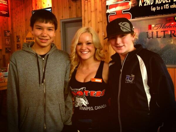 JMisskey's tweet photo. Hooters!!!!#bigboobs http://t.co/cS7JD6lOAw
