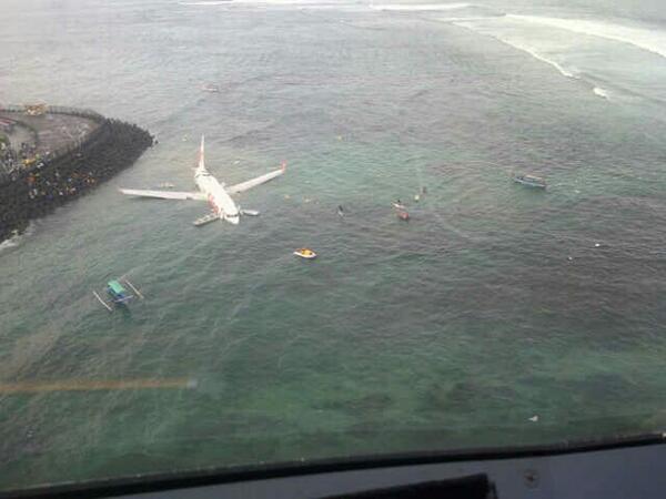Военный самолет упал в море. Авиакатастрофа Армавиа Сочи 2006. Крушение а320 в Сочи. Крушение самолета в море Сочи 2006.