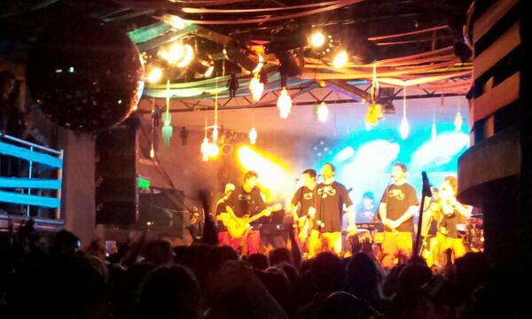 ChusmeandoOK's tweet photo. @LaBndadelGalpon "bailar pegados es bailaaaar!" http://t.co/tZw0ACb0zF